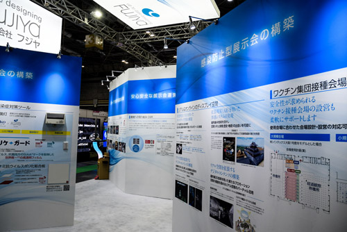 来場者が対面しないよう幅の短いパネルを放射線状に配置