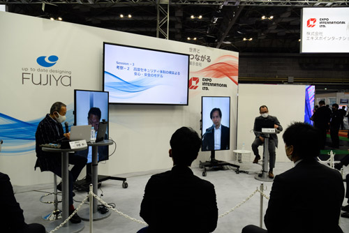 来場者が対面しないよう幅の短いパネルを放射線状に配置