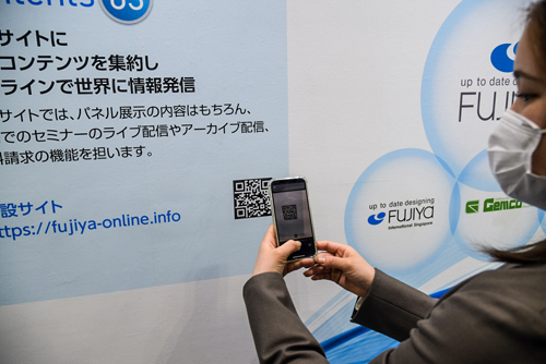 展示物やパネルにQRコードを表示し、特設サイトの資料請求へ誘導