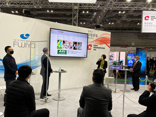 来場者が対面しないよう幅の短いパネルを放射線状に配置