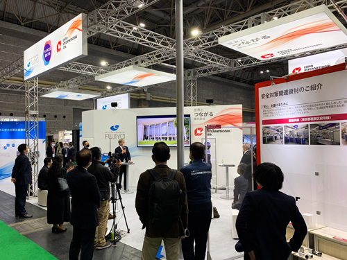 来場者が対面しないよう幅の短いパネルを放射線状に配置